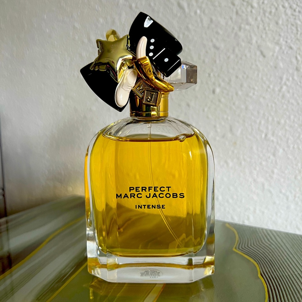 MARC JACOBS intense perfume